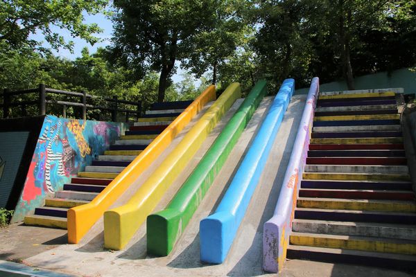 桃源國小附幼:【台北景點】桃源國民小學~彩色蠟筆溜滑梯/群山環景彩虹跑道/大樹動物育英台/水藍色系室內籃球場