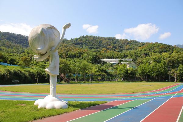 桃源國小附幼:【台北景點】桃源國民小學~彩色蠟筆溜滑梯/群山環景彩虹跑道/大樹動物育英台/水藍色系室內籃球場
