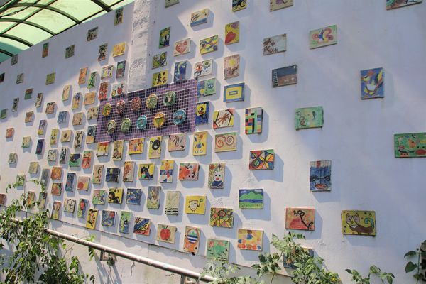 桃源國小附幼:【台北景點】桃源國民小學~彩色蠟筆溜滑梯/群山環景彩虹跑道/大樹動物育英台/水藍色系室內籃球場