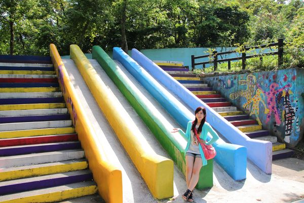 桃源國小附幼:【台北景點】桃源國民小學~彩色蠟筆溜滑梯/群山環景彩虹跑道/大樹動物育英台/水藍色系室內籃球場