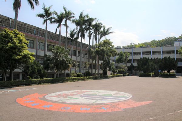 桃源國小附幼:【台北景點】桃源國民小學~彩色蠟筆溜滑梯/群山環景彩虹跑道/大樹動物育英台/水藍色系室內籃球場