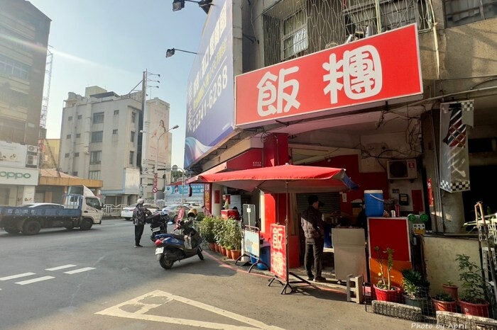 台中中美街超夯早餐！蘇媽媽古早味蛋餅，沒有座位只能站著吃，鴨賞泡麵創意口味超驚喜。