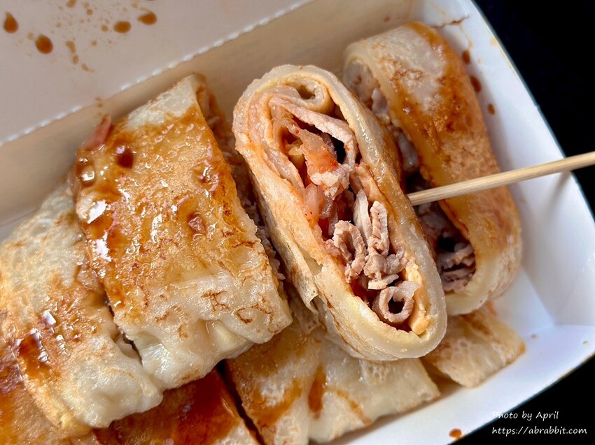 台中中美街超夯早餐！蘇媽媽古早味蛋餅，沒有座位只能站著吃，鴨賞泡麵創意口味超驚喜。