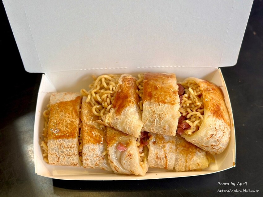 台中中美街超夯早餐！蘇媽媽古早味蛋餅，沒有座位只能站著吃，鴨賞泡麵創意口味超驚喜。