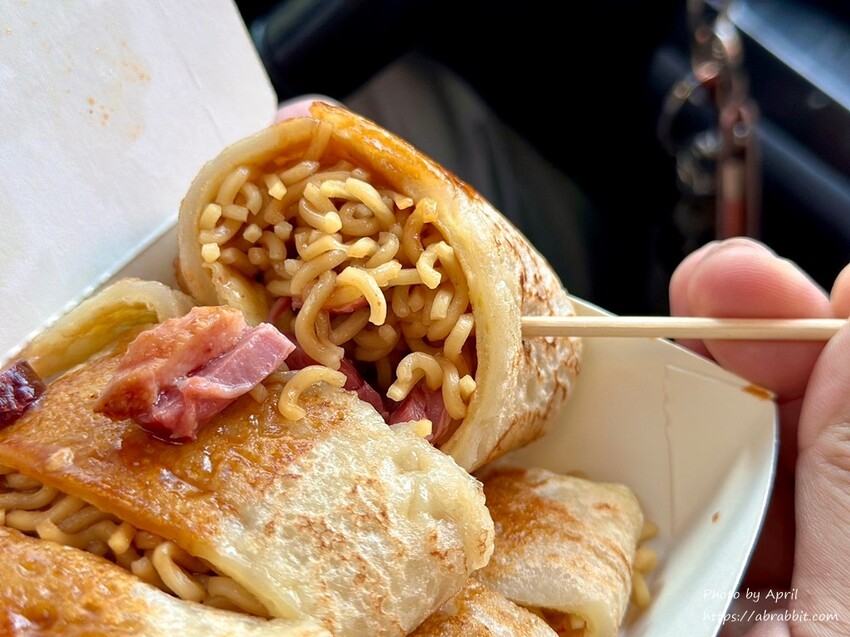 台中中美街超夯早餐！蘇媽媽古早味蛋餅，沒有座位只能站著吃，鴨賞泡麵創意口味超驚喜。