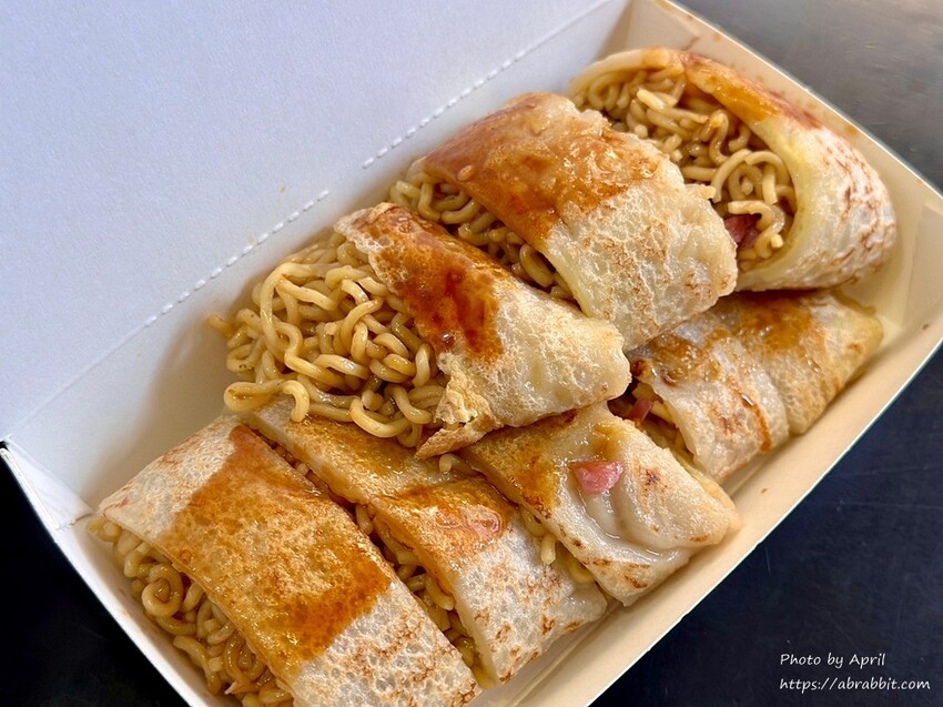 台中中美街超夯早餐！蘇媽媽古早味蛋餅，沒有座位只能站著吃，鴨賞泡麵創意口味超驚喜。