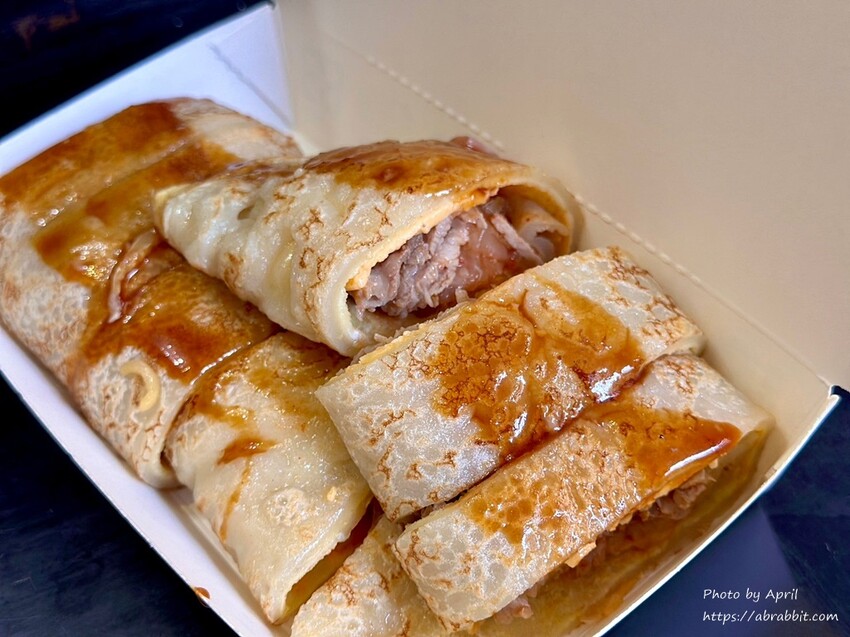 台中中美街超夯早餐！蘇媽媽古早味蛋餅，沒有座位只能站著吃，鴨賞泡麵創意口味超驚喜。