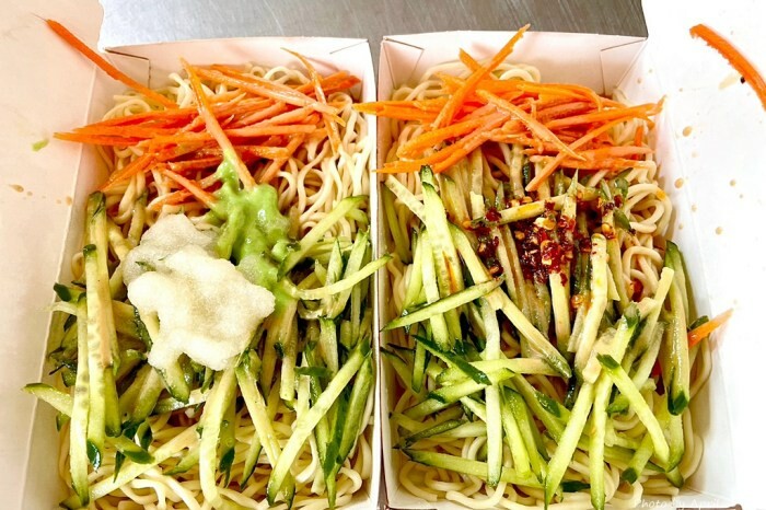 台中中美街超夯早餐！蘇媽媽古早味蛋餅，沒有座位只能站著吃，鴨賞泡麵創意口味超驚喜。