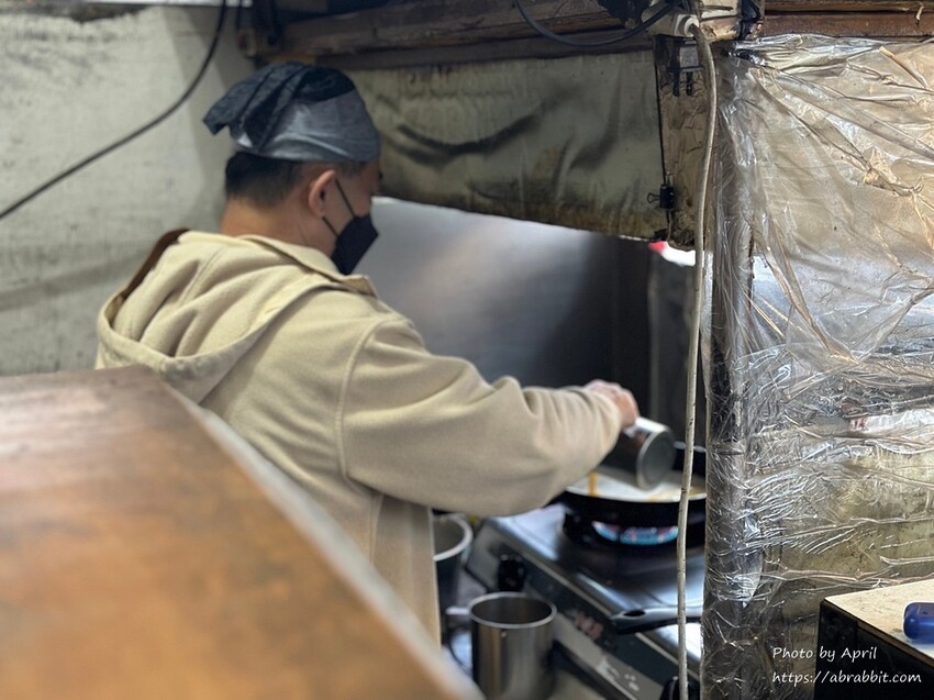 台中中美街超夯早餐！蘇媽媽古早味蛋餅，沒有座位只能站著吃，鴨賞泡麵創意口味超驚喜。