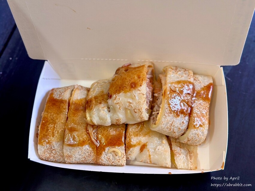 台中中美街超夯早餐！蘇媽媽古早味蛋餅，沒有座位只能站著吃，鴨賞泡麵創意口味超驚喜。