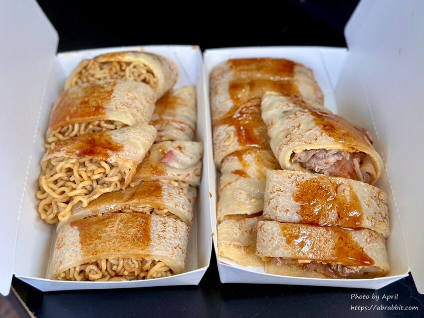 台中中美街超夯早餐！蘇媽媽古早味蛋餅，沒有座位只能站著吃，鴨賞泡麵創意口味超驚喜。