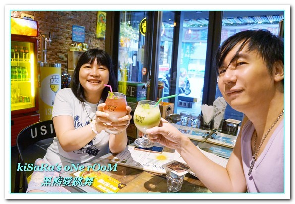 黑熊愛跳舞 Moon bear loves dancing：大安漢堡．夏天，就是藍！IG夯店藍色漢堡限定登場──黑熊愛跳舞