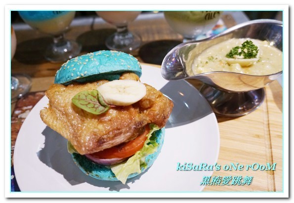 黑熊愛跳舞 Moon bear loves dancing：大安漢堡．夏天，就是藍！IG夯店藍色漢堡限定登場──黑熊愛跳舞