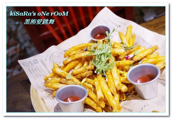 黑熊愛跳舞 Moon bear loves dancing：大安漢堡．夏天，就是藍！IG夯店藍色漢堡限定登場──黑熊愛跳舞