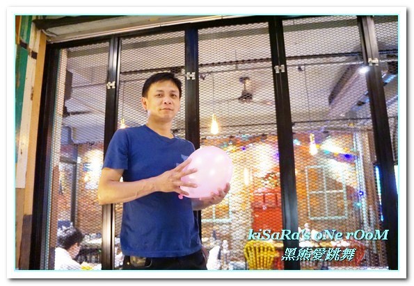 黑熊愛跳舞 Moon bear loves dancing：大安漢堡．夏天，就是藍！IG夯店藍色漢堡限定登場──黑熊愛跳舞