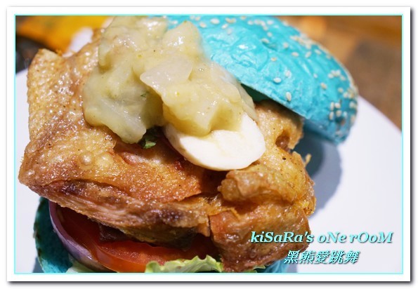 黑熊愛跳舞 Moon bear loves dancing：大安漢堡．夏天，就是藍！IG夯店藍色漢堡限定登場──黑熊愛跳舞