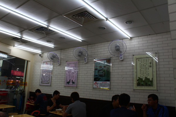 鐘點棧→當歸鴨．鴨肉飯專賣店(樂華店)：[食記]永和樂華夜市內暗藏超好吃的鐘點棧當歸鴨、鴨肉飯專賣店!!!!鴨肉飯35元大大的滿足~CP值威猛XD