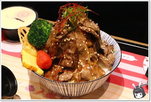 定食8爭鮮餐飲(府前二店)：[食記]►台南中西區◄定食8新品上市/火焰雪花牛丼/蔥花蘿蔔泥腰肉豬排/豪華海景丼升級版/一品綜合刺身