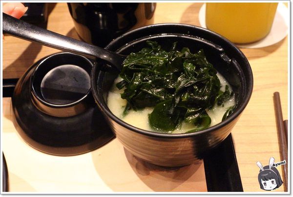 定食8爭鮮餐飲(府前二店)：[食記]►台南中西區◄定食8新品上市/火焰雪花牛丼/蔥花蘿蔔泥腰肉豬排/豪華海景丼升級版/一品綜合刺身