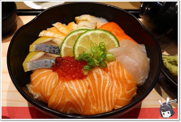 定食8爭鮮餐飲(府前二店)：[食記]►台南中西區◄定食8新品上市/火焰雪花牛丼/蔥花蘿蔔泥腰肉豬排/豪華海景丼升級版/一品綜合刺身