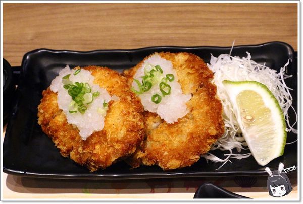 定食8爭鮮餐飲(府前二店)：[食記]►台南中西區◄定食8新品上市/火焰雪花牛丼/蔥花蘿蔔泥腰肉豬排/豪華海景丼升級版/一品綜合刺身