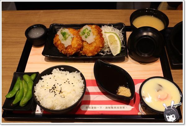 定食8爭鮮餐飲(府前二店)：[食記]►台南中西區◄定食8新品上市/火焰雪花牛丼/蔥花蘿蔔泥腰肉豬排/豪華海景丼升級版/一品綜合刺身