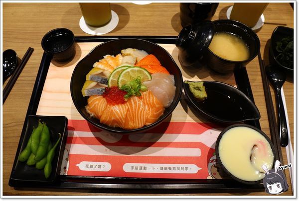 定食8爭鮮餐飲(府前二店)：[食記]►台南中西區◄定食8新品上市/火焰雪花牛丼/蔥花蘿蔔泥腰肉豬排/豪華海景丼升級版/一品綜合刺身