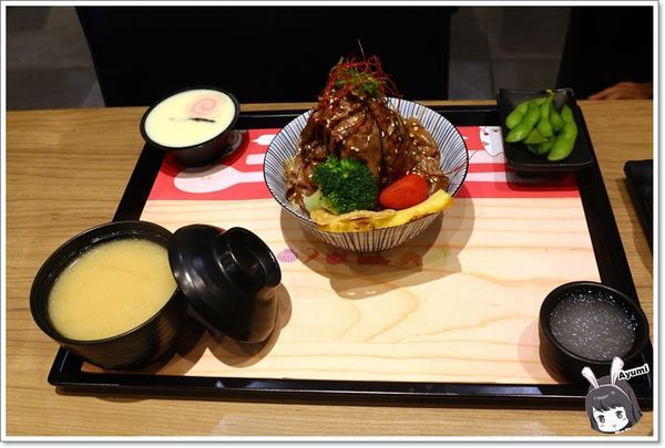 定食8爭鮮餐飲(府前二店)：[食記]►台南中西區◄定食8新品上市/火焰雪花牛丼/蔥花蘿蔔泥腰肉豬排/豪華海景丼升級版/一品綜合刺身