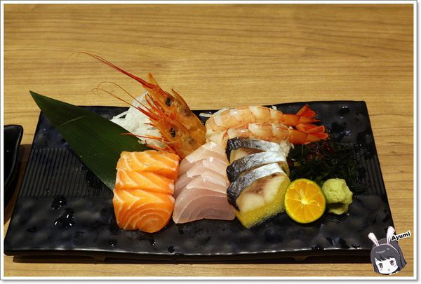 定食8爭鮮餐飲(府前二店)：[食記]►台南中西區◄定食8新品上市/火焰雪花牛丼/蔥花蘿蔔泥腰肉豬排/豪華海景丼升級版/一品綜合刺身