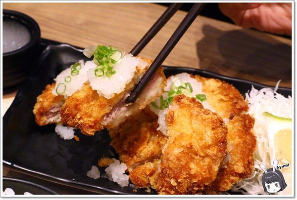 定食8爭鮮餐飲(府前二店)：[食記]►台南中西區◄定食8新品上市/火焰雪花牛丼/蔥花蘿蔔泥腰肉豬排/豪華海景丼升級版/一品綜合刺身