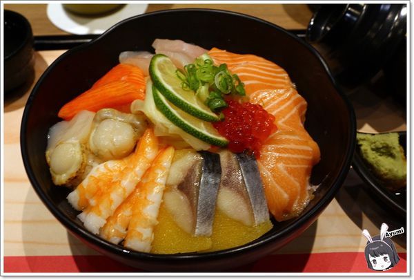 定食8爭鮮餐飲(府前二店)：[食記]►台南中西區◄定食8新品上市/火焰雪花牛丼/蔥花蘿蔔泥腰肉豬排/豪華海景丼升級版/一品綜合刺身