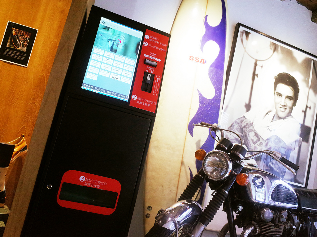 台北︱Barbers Select 紳室商號。男子漢的店!走進金牌特務場景! 經典男士美髮店裡品咖啡.飲啤酒(永康街)