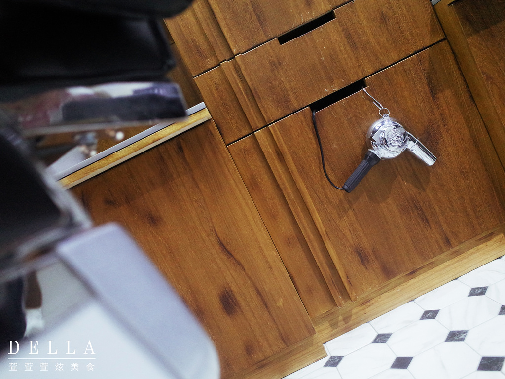 台北︱Barbers Select 紳室商號。男子漢的店!走進金牌特務場景! 經典男士美髮店裡品咖啡.飲啤酒(永康街)