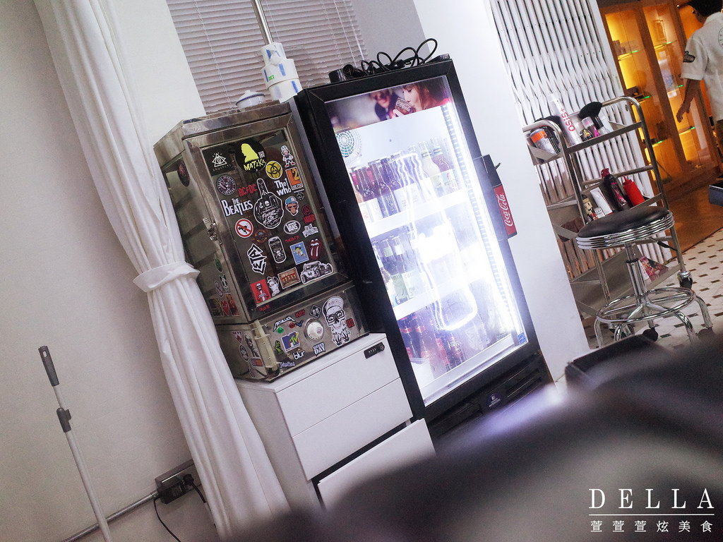 台北︱Barbers Select 紳室商號。男子漢的店!走進金牌特務場景! 經典男士美髮店裡品咖啡.飲啤酒(永康街)