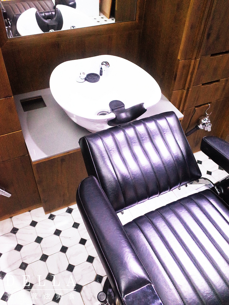 台北︱Barbers Select 紳室商號。男子漢的店!走進金牌特務場景! 經典男士美髮店裡品咖啡.飲啤酒(永康街)