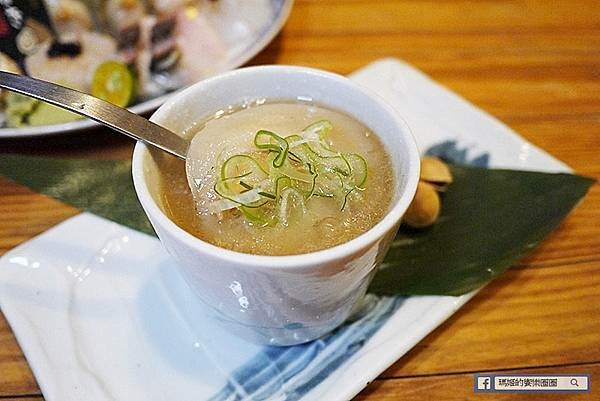 台北中山無菜單料理推薦【微風建一食堂】超狂麵包蟹～讓我吃到有生以來最多蟹黃的一次！