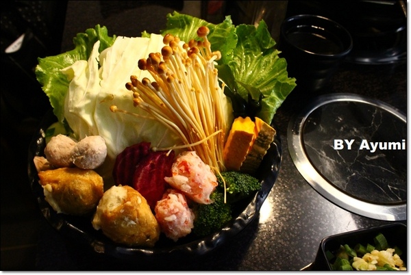 享石石頭火鍋-伊通店：［食記］享石．石頭火鍋～一個人也能有趣的吃火鍋，先炒再煮、美味加倍、近捷運松江南京站！！！