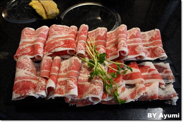 享石石頭火鍋-伊通店：［食記］享石．石頭火鍋～一個人也能有趣的吃火鍋，先炒再煮、美味加倍、近捷運松江南京站！！！