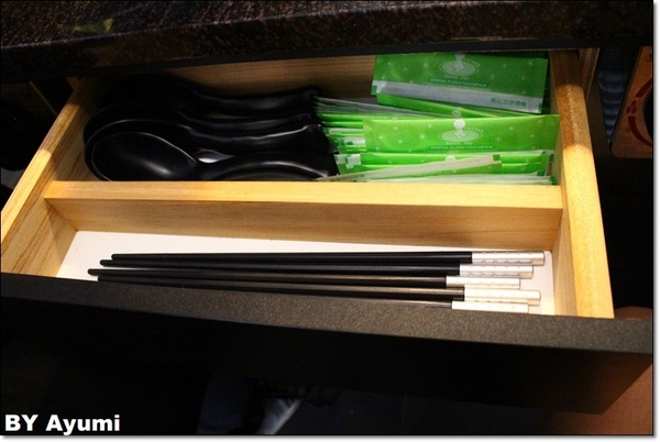 享石石頭火鍋-伊通店：［食記］享石．石頭火鍋～一個人也能有趣的吃火鍋，先炒再煮、美味加倍、近捷運松江南京站！！！