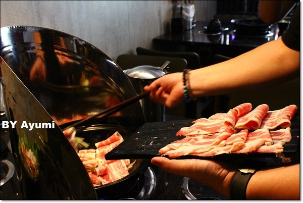 享石石頭火鍋-伊通店：［食記］享石．石頭火鍋～一個人也能有趣的吃火鍋，先炒再煮、美味加倍、近捷運松江南京站！！！