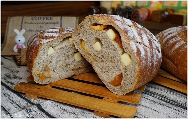 Chiyis齊益烘焙坊：『台中。西區』齊益烘焙坊║公益路蔬食烘焙坊，自製培養酵母，飄出天然養生歐胖，另有搶手伴手禮重乳酪、曲奇餅乾