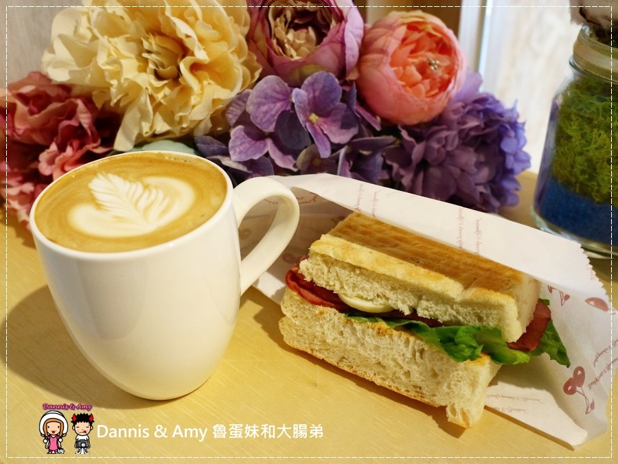 20170621《新竹平價外帶咖啡店》聚咖啡Together Coffee 。咖啡飲料。雙倍濃縮夏威夷拿鐵。菲卡夏三明治~|新竹巨城附近可內用~價格。營業時間分享(影片) (16).jpg