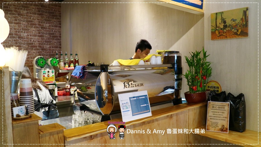 20170621《新竹平價外帶咖啡店》聚咖啡Together Coffee 。咖啡飲料。雙倍濃縮夏威夷拿鐵。菲卡夏三明治~|新竹巨城附近可內用~價格。營業時間分享(影片) (34).jpg