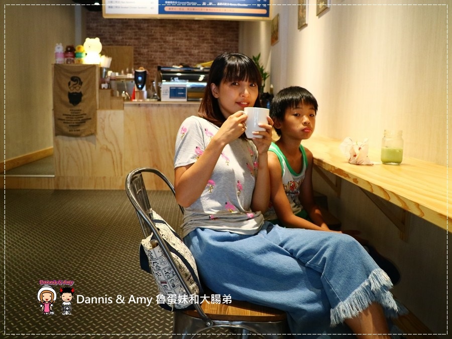 20170621《新竹平價外帶咖啡店》聚咖啡Together Coffee 。咖啡飲料。雙倍濃縮夏威夷拿鐵。菲卡夏三明治~|新竹巨城附近可內用~價格。營業時間分享(影片) (28).jpg