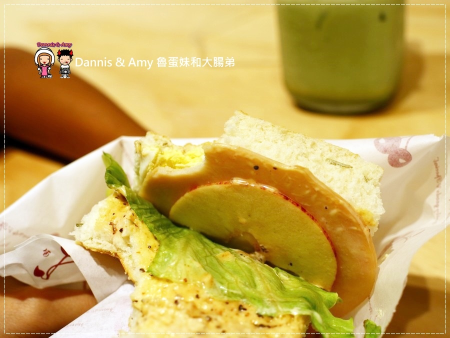 20170621《新竹平價外帶咖啡店》聚咖啡Together Coffee 。咖啡飲料。雙倍濃縮夏威夷拿鐵。菲卡夏三明治~|新竹巨城附近可內用~價格。營業時間分享(影片) (24).jpg