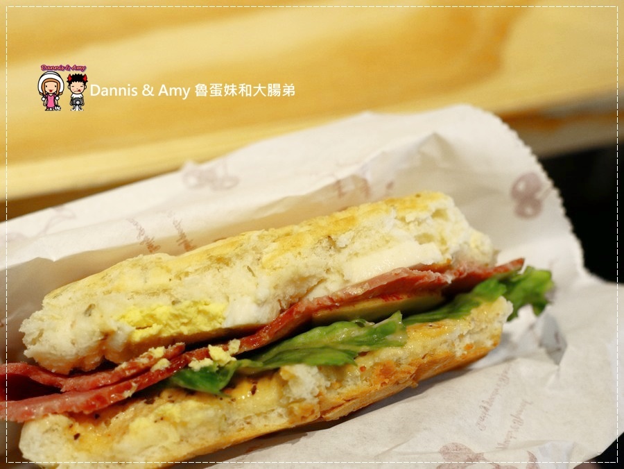 20170621《新竹平價外帶咖啡店》聚咖啡Together Coffee 。咖啡飲料。雙倍濃縮夏威夷拿鐵。菲卡夏三明治~|新竹巨城附近可內用~價格。營業時間分享(影片) (23).jpg