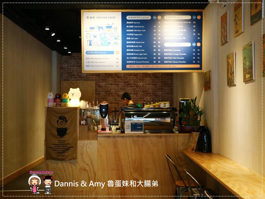 20170621《新竹平價外帶咖啡店》聚咖啡Together Coffee 。咖啡飲料。雙倍濃縮夏威夷拿鐵。菲卡夏三明治~|新竹巨城附近可內用~價格。營業時間分享(影片) (6).jpg