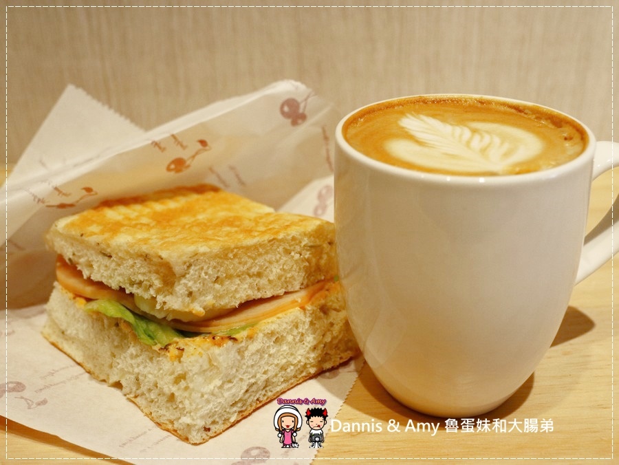 20170621《新竹平價外帶咖啡店》聚咖啡Together Coffee 。咖啡飲料。雙倍濃縮夏威夷拿鐵。菲卡夏三明治~|新竹巨城附近可內用~價格。營業時間分享(影片) (20).jpg