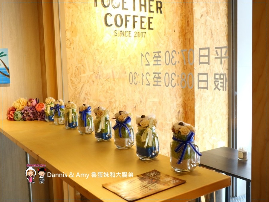 20170621《新竹平價外帶咖啡店》聚咖啡Together Coffee 。咖啡飲料。雙倍濃縮夏威夷拿鐵。菲卡夏三明治~|新竹巨城附近可內用~價格。營業時間分享(影片) (2).jpg