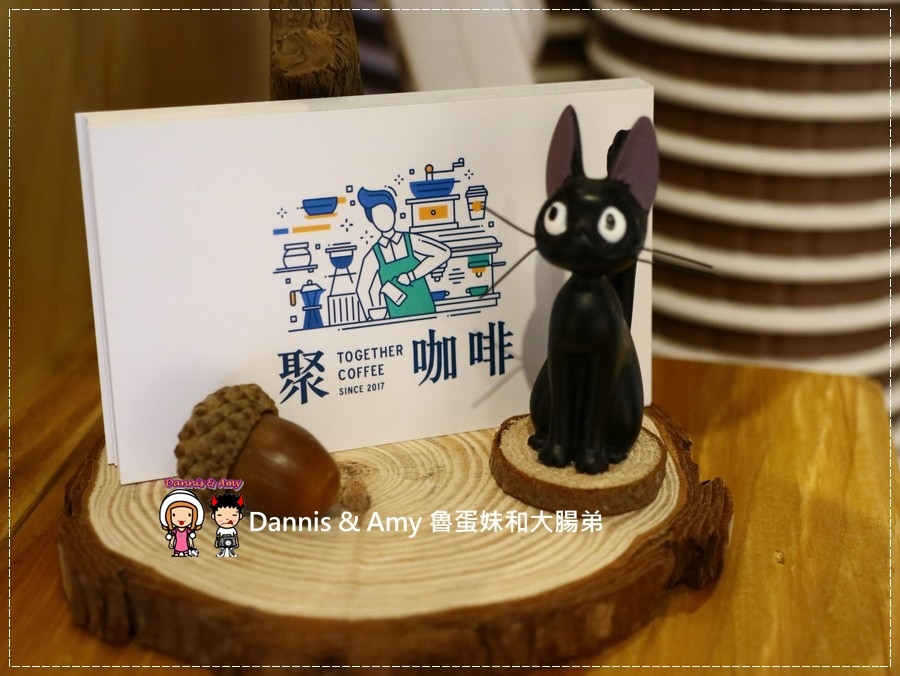 20170621《新竹平價外帶咖啡店》聚咖啡Together Coffee 。咖啡飲料。雙倍濃縮夏威夷拿鐵。菲卡夏三明治~|新竹巨城附近可內用~價格。營業時間分享(影片) (11).jpg